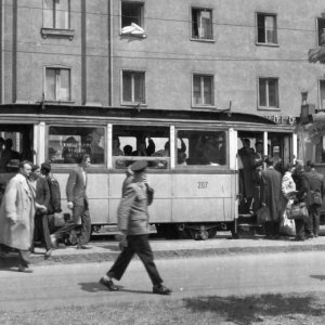 Miskolc, Bajcsy-Zsilinszky utca, villamosmegálló a Soltész Nagy Kálmán (Kun Béla) utcánál- 1957(Forrás: Fortepan/Székács András)
